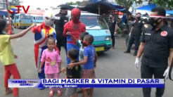 Gunakan Kostum Superhero Polisi di Tangerang Bagikan Vitamin C dan Masker Secara Gratis