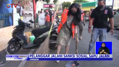 Seorang Wanita Muda Diberi Sanksi Menyapu Jalan Saat Terjaring Razia Masker