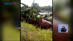 Alami Pecah Ban, Minibus Terperosok ke Bantaran Kanal Banjir Timur