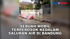 Sebuah Mobil Terperosok Kedalam Saluran Air di Bandung