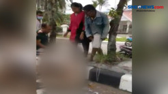 Gara-gara Status Facebook, Dua Emak-emak Duel di Jalanan
