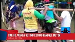 Warga Lebak Panggul Motor Menerobos Banjir