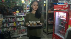 Penjaga Warkop Mirip Anya Geraldine, Pelanggan Ramai Berdatangan