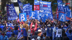 Ratusan Aremania Demo, Blokade dan Main Bola di Tengah Jalan