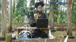Mengharukan, Mahasiswa Ini Rayakan Prosesi Wisuda Di Makam Sang Ayah