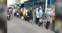 Antrean Panjang Warga Tangerang Saat Menerima Bantuan Sosial