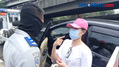 Sejumlah Wanita Protes Mobil Diderek Saat Antri Swab