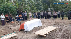Jasad Polisi Korban Kecelakaan Maut Dimakamkan Secara Militer