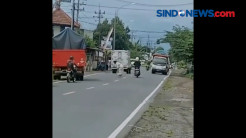 Viral Pria Bergamis Sholat di Tengah Jalan Raya, Pelaku Hilang Tanpa Jejak