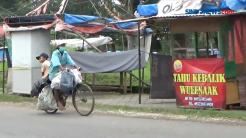 Ibu Perkasa, Mencari Rongsokan Sambil Mengasuh Anak