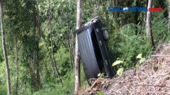 Mobil Wisatawan Terjun ke Jurang Puluhan Meter di Lampung Barat