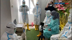 Pasien RS Wisma Atlet Gelar Nikah Virtual, Diapit Petugas Berbaju APD