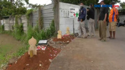 Warga Bikin Replika Makam Palsu Agar Lokasi Tersebut Bebas Sampah