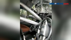 Hilang Kendali, Minibus Tabrak Pembatas Jalan di Gatot Subroto