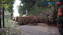 Longsor di Salawu, Jalur Tasikmalaya-Garut Tertutup Tanah