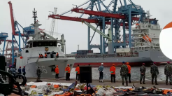  KRI Kurau Bawa Satu Kantong Body Part dan Tiga Serpihan Pesawat