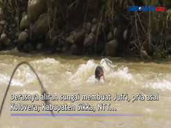 Warga di NTT Terpaksa Menyebrangi Sungai akibat Jembatan Putus