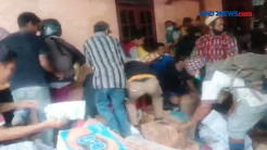 Warga Ulumanda Majene Berebut Bantuan Logistik dari Relawan