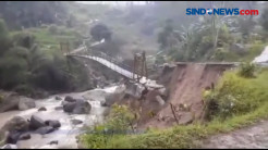 Jembatan Gantung Penghubung Desa Ambruk Tergerus Longsor