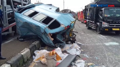 Diduga Mengantuk, Truk Tronton Hantam Tiga Kendaraan di Jalur Pantura