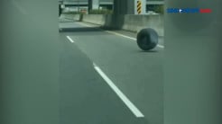 Detik-Detik Ban Truk Terlepas di Tol Jagorawi