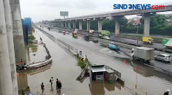 Ruas Tol Jatiwaringin Terendam Banjir