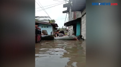 Gunakan Ban Karet, Petugas Sisir Lokasi Banjir di Makasar Jaktim