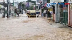 Truk Bermuatan Batako Terjebak Arus Banjir