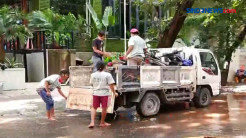 Evakuasi Kendaraan Terendam Banjir di Kawasan Elite Kemang