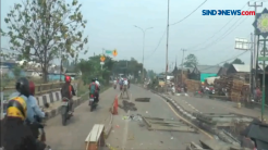 Jembatan Penghubung Kabupetan Bekasi dan Karawang Ambles