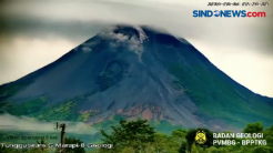 Terekam CCTV, Guguran Awan Panas Gunung Merapi Turuni Puncak