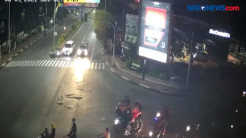 Viral! Aksi Geng Motor Acungkan Senjata Tajam
