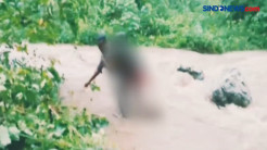 Video Viral Polisi Terjang Arus Sungai Evakuasi Jenazah Kecelakaan di Manokwari