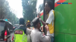 Petugas Evakuasi Dua Pencari Suaka Asal Asia Tengah dan Afrika