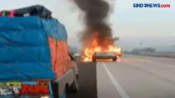 Detik-Detik Mobil Terbakar di Tol Lampung