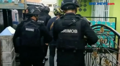 Polisi Bersenjata Lengkap...
