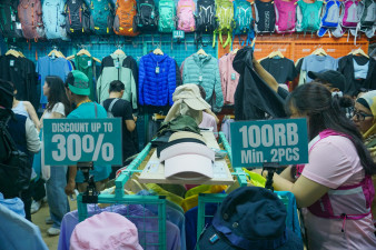 Pengunjung Berburu Perlengkapan...