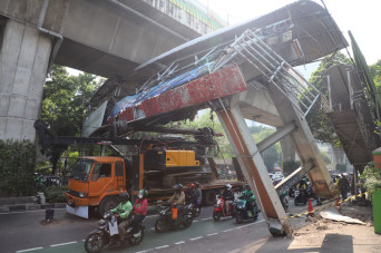 Truk Kontainer Tersangkut...