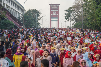 Parade Kebaya Pecahkan...