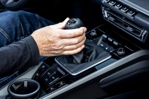 Mengemudikan Mobil Manual...