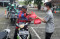 Warga dan Ojol di Bekasi...