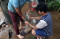 Warga Asik Menjala Ikan...