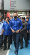 Berkacamata Hitam, Intip...