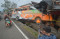 Truk Tabrak Rumah dan...
