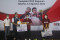 Anies Serahkan Hadiah...