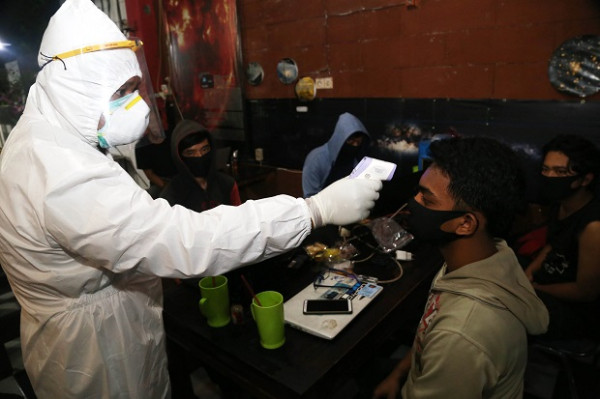 Lawan Corona, Nongkrong di Cafe Langsung Jalani Rapid Test