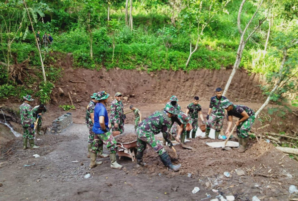 Di Tengah Wabah, Semangat Satgas TMMD 107 Jatim Tak Berubah