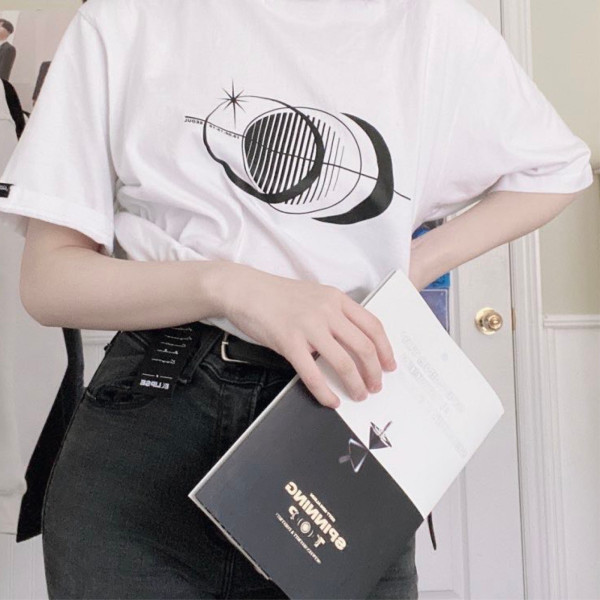 Fans K-pop Ramai-Ramai Pakai Baju yang Mirip Album Favorit Mereka Saat Pandemi Corona