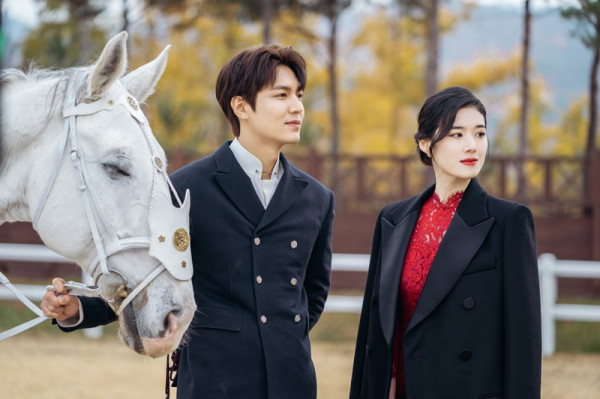 5 Gaya Fashion Karismatik Jung Eun Chae dalam Serial The King: Eternal Monarch
