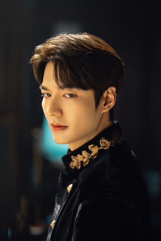 Lee Min Ho Jadi Kaisar: Pamer Otot Kekar dan Bangun Chemistry dengan Kuda